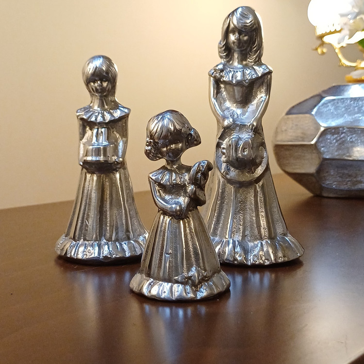 modern-aluminum-three-girls-decor.jpg