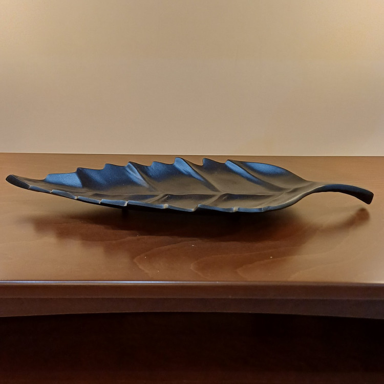 modern-tropical-leaf-aluminum-fruit-bowl-detail