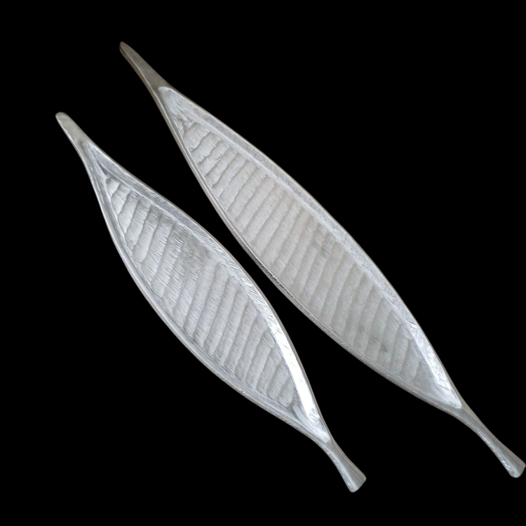 linear-carved-leaf-platter