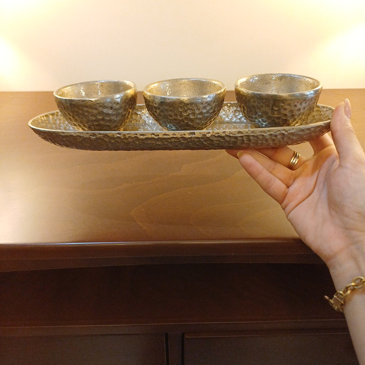 Close-up of the aluminum tray and three cups serving design for hosting