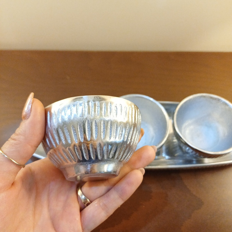 Line art illustration of aluminum three-cup picnic serving dish with tray