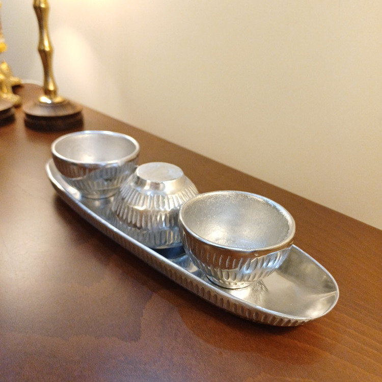 Outline diagram of three-compartment serving tray with three aluminum cups