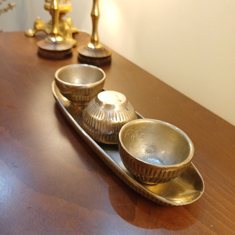 Linear style illustration of aluminum serving set: tray and three cups for snacks