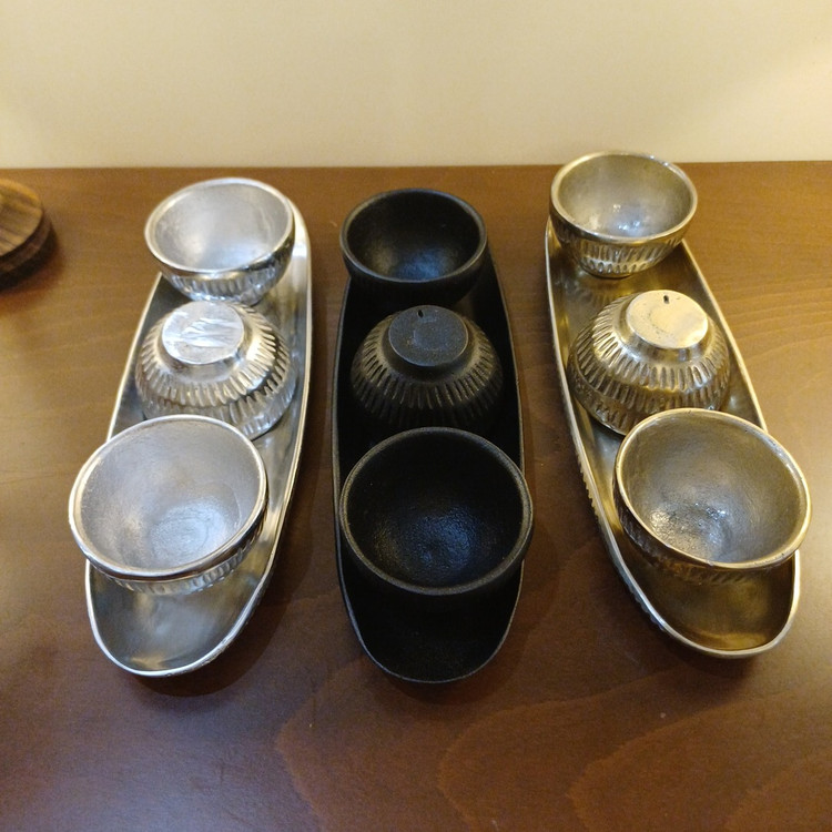 Minimal line art of aluminum picnic serving dish with three cups and carrying tray