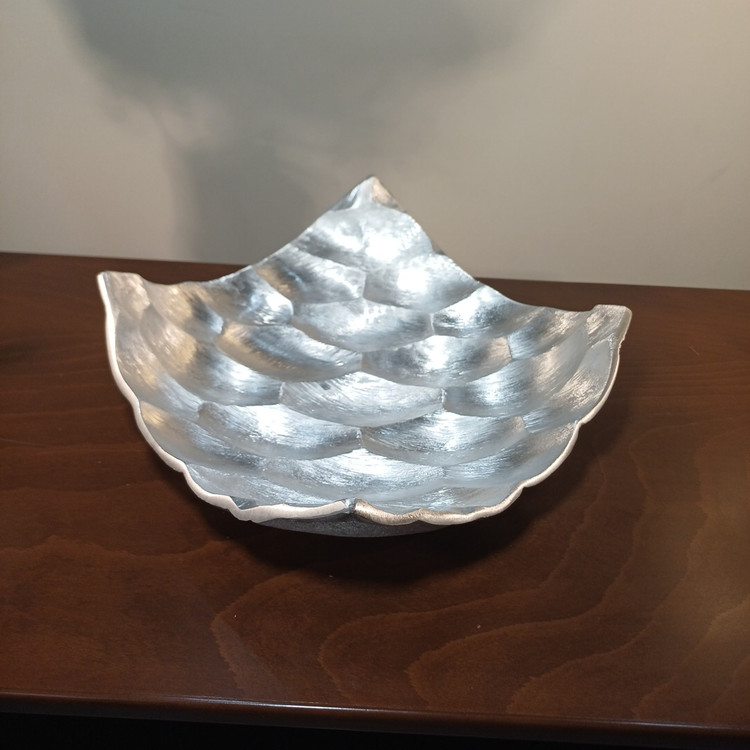 “Close-up of the honeycomb-inspired aluminum tray featuring the unique turned-up rim edge design.”