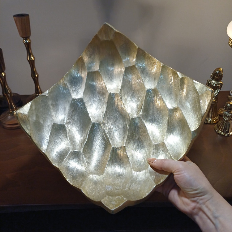 “Stylish aluminum snack serving dish shaped by a honeycomb pattern, ideal for nuts, fruits, and chocolates.”