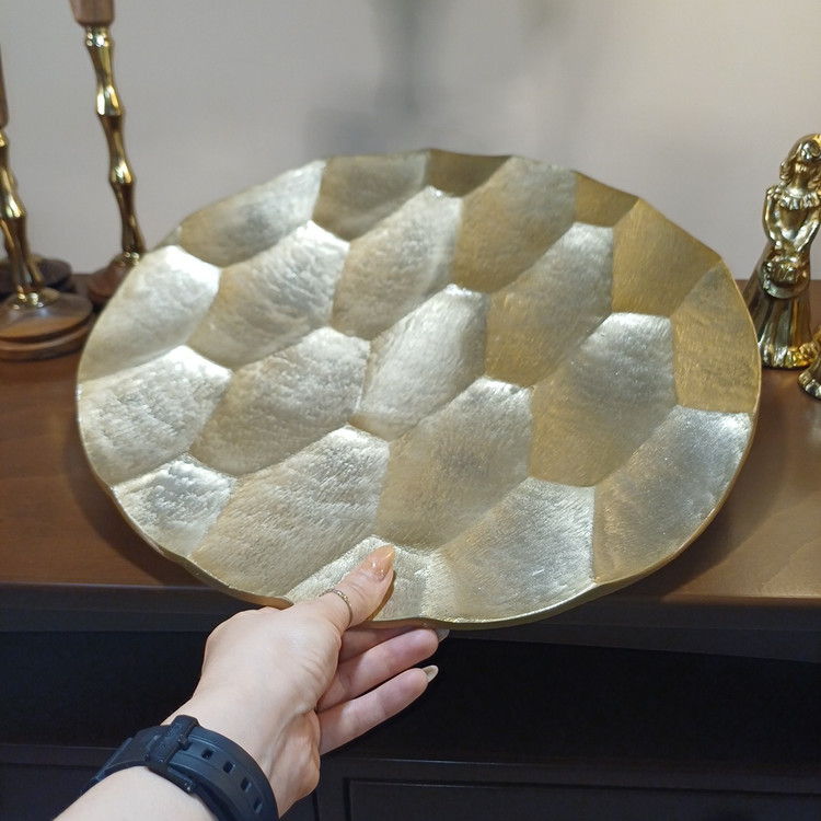 “Modern round aluminum tray with honeycomb textured surface and edge detail, perfect as a decorative piece or serving dish.”
