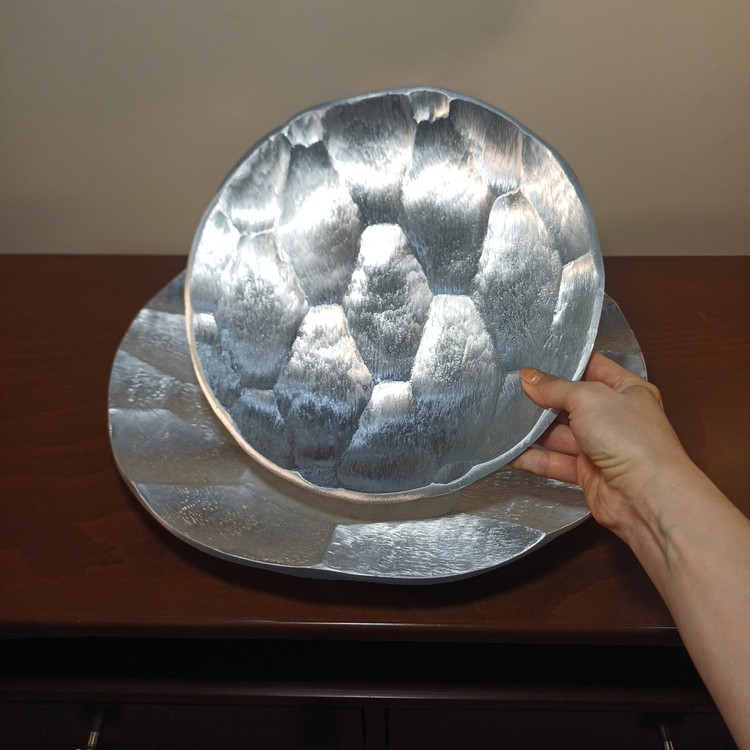 “Stylish aluminum dish with honeycomb pattern and smooth edges, suitable for serving dried fruits and chocolates.”