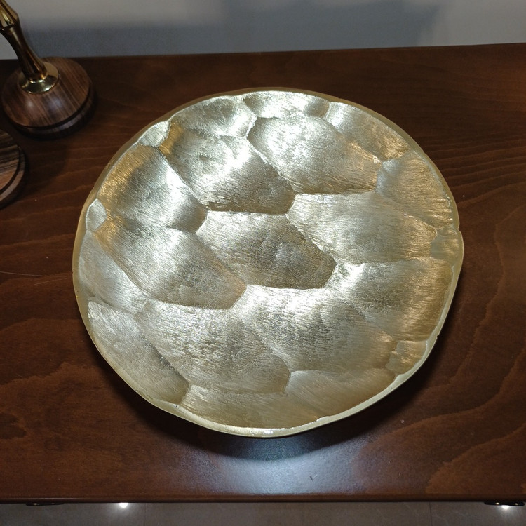 “Modern round aluminum tray with honeycomb textured surface and edge detail, perfect as a decorative piece or serving dish.”