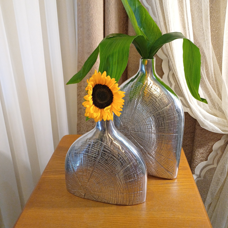 “Decorative aluminum vase ‘Penelope’, showcasing a modern, sleek design.”