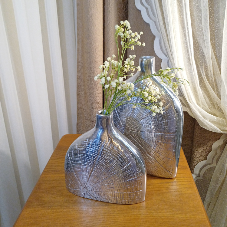 “Close-up of the Penelope aluminum decorative vase, highlighting its metallic texture and elegant form.”