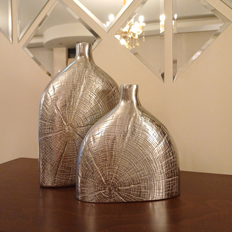 “Stylish aluminum decorative vase, Penelope model, ideal for contemporary home decor.”