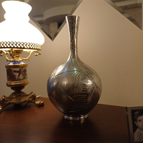 Vinah decorative aluminum vase with wheat design, standing as a sculptural centerpiece for modern living room décor.