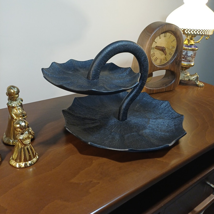 Decorative aluminum serving plate with linear design, suitable for serving fruit, sweets, and snacks on modern tables.