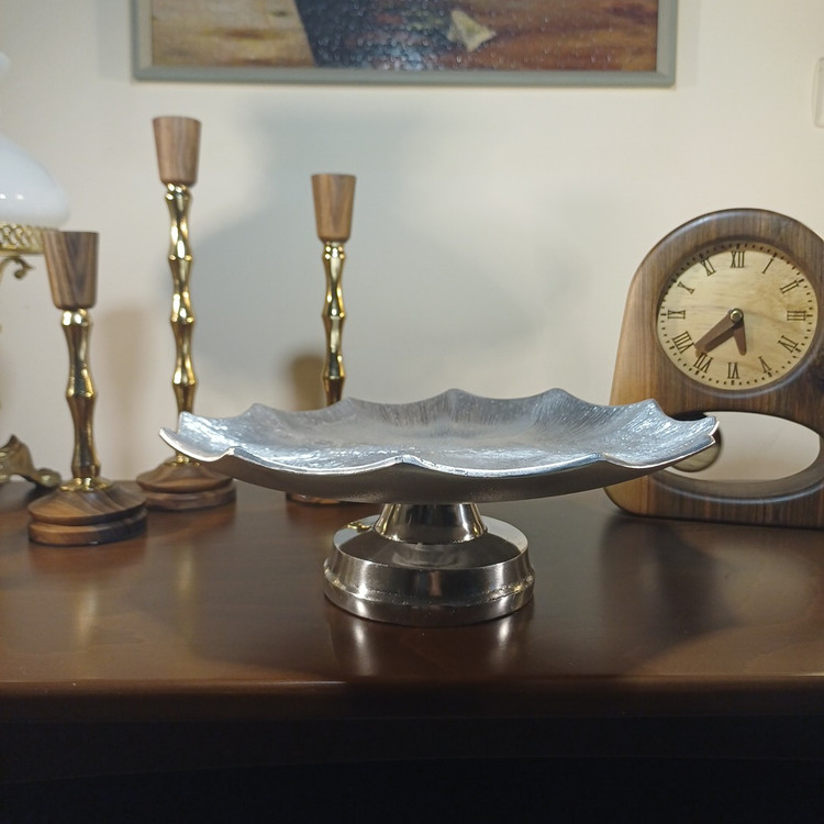 Pedestal aluminum cake stand with linear pattern, designed for elegant serving of cakes and desserts.