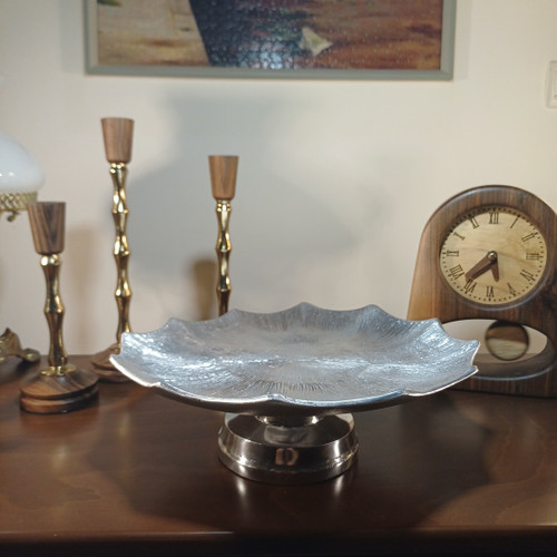 Modern aluminum cake serving stand with striped linear design and elevated base for stylish presentation.