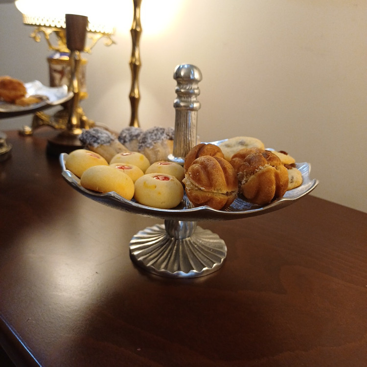 Modern aluminum serving tray with linear design, ideal for baklava, sweets, and elegant table presentation.