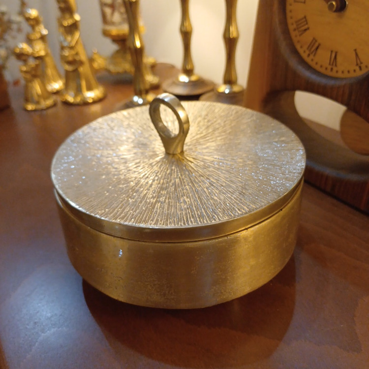 Stylish aluminum candy bowl with lid, featuring a modern linear texture and polished finish.