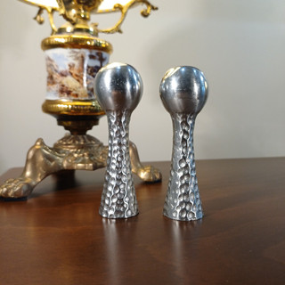 Hammered aluminum salt shaker with a stylish metallic finish, combining durability, simplicity, and a luxurious look.