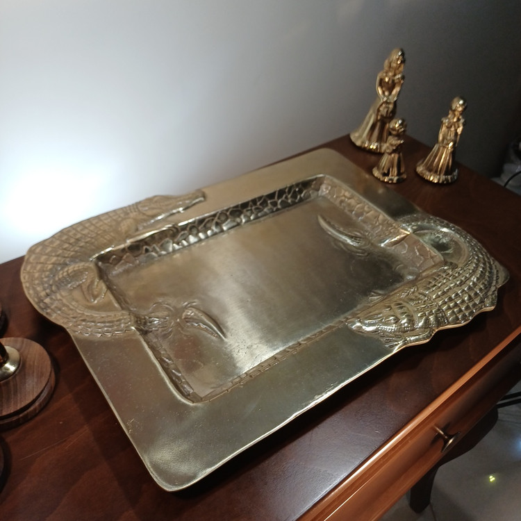 silver-black-aluminum-crocodile-tray.jpg