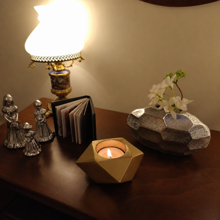 modern-aluminum-diamond-candle-holder.jpg