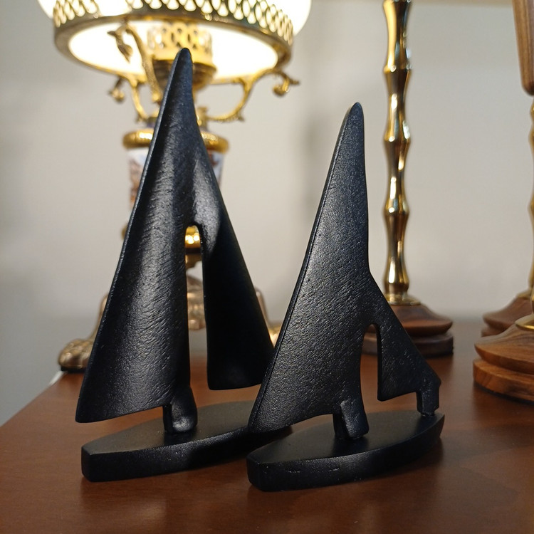minimalist-aluminum-boat-decor.jpg