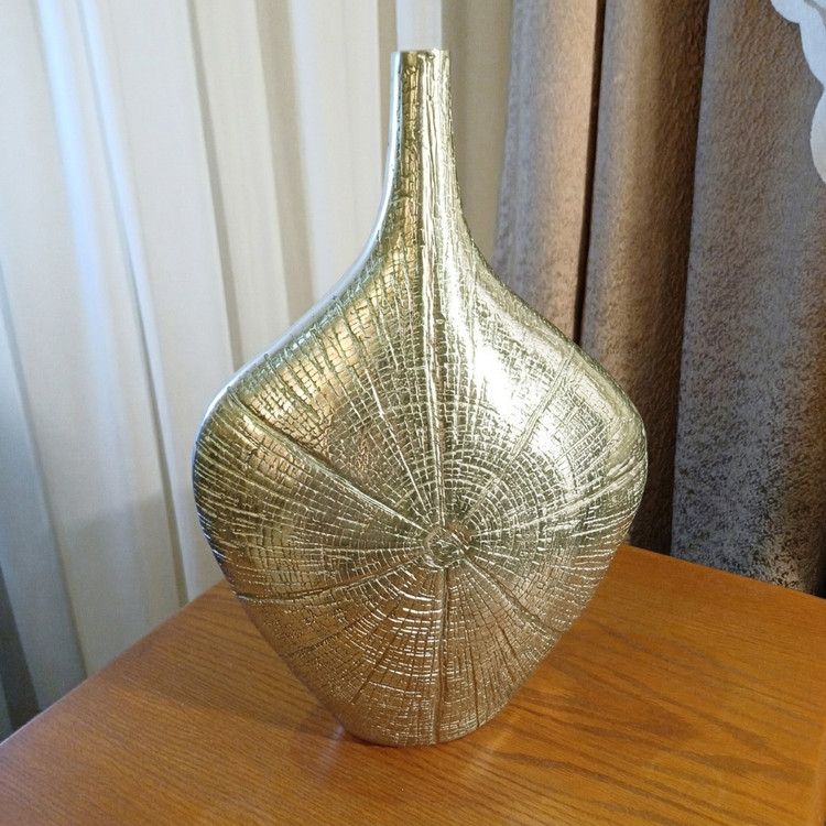 tarmina-aluminum-vase-modern-design.jpg